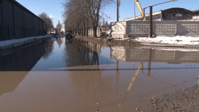 Не ремонтували 15 років: ями на дорозі поблизу Черкас затопило водою Не ремонтували 15 років: ями на дорозі поблизу Черкас затопило водою