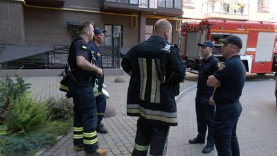 У Луцьку рятувальники відпрацювали вміння гасити пожежу у багатоповерхівці У Луцьку рятувальники відпрацювали вміння гасити пожежу у багатоповерхівці