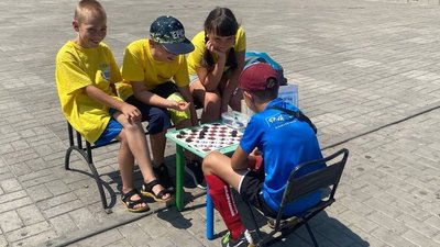 "Щоб війна скоріше закінчилась і ми жили під мирним небом". Історії дітей-волонтерів з Дніпра "Щоб війна скоріше закінчилась і ми жили під мирним небом". Історії дітей-волонтерів з Дніпра