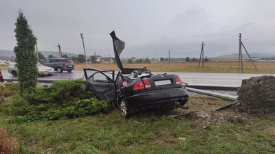 На Прикарпатті рятувальники витягували з авто потерпілих у ДТП На Прикарпатті рятувальники витягували з авто потерпілих у ДТП