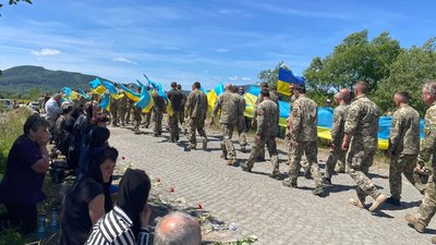 На Закарпатті попрощалися із загиблим на війні Ярославом Менджуром На Закарпатті попрощалися із загиблим на війні Ярославом Менджуром