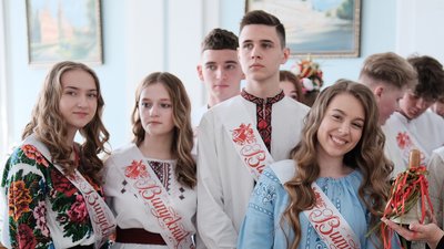 У чернівецьких школах провели останні дзвоники: фото У чернівецьких школах провели останні дзвоники: фото