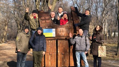 Бронежилет висотою 2, 5 метра, вагою — близько трьох тонн. До Дніпра привезли монумент, що увічнює працю волонтерів Бронежилет висотою 2, 5 метра, вагою — близько трьох тонн. До Дніпра привезли монумент, що увічнює працю волонтерів