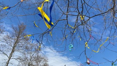 У Херсоні до Великодніх свят прикрасили дерево на алеї Героїв незалежної України