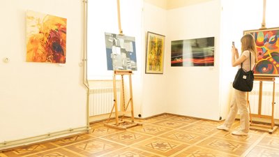 В Ужгороді відкрилася благодійна виставка-продаж "Мистецтво перемоги"