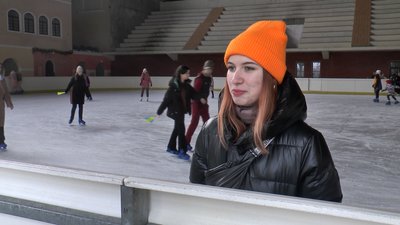 Прапор на льодовій арені. Діти-переселенці у Дніпрі відзначили День Соборності України Прапор на льодовій арені. Діти-переселенці у Дніпрі відзначили День Соборності України