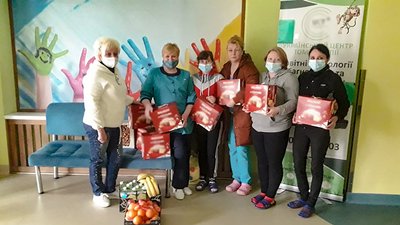 Пацієнтам дитячої лікарні у Кропивницькому передали великодні подарунки