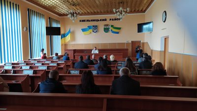 Працівники архіву та виконкому Хмельницької районної ради дев'ятий місяць без зарплат. В чому причина