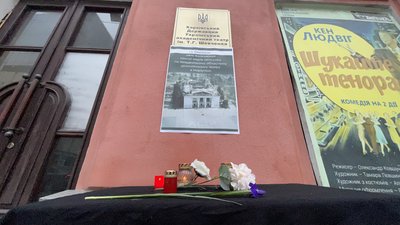Стіл із лампадою та квітами біля входу до Харківського українського драмтеатру ім. Тараса Шевченка, 16 березня 2024 року. Стіл із лампадою та квітами біля входу до Харківського українського драмтеатру ім. Тараса Шевченка, 16 березня 2024 року.