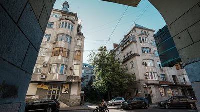 Чоловік їде на велосипеді по вулиці Римарській у Харкові