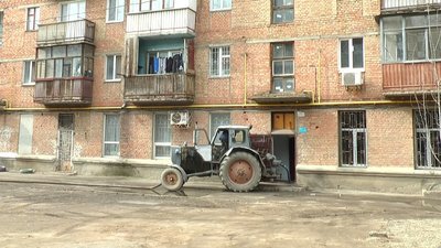 Три дні поспіль з підвалу миколаївського будинку відкачують воду
