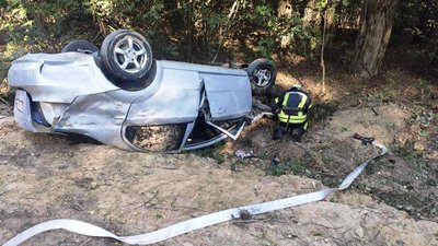На Чернігівщині автомобіль врізався у дерево: травмувались троє людей