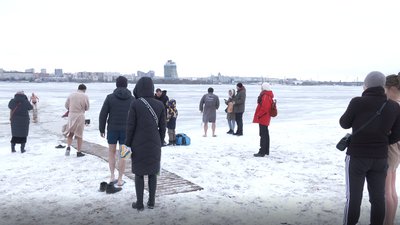 Як дніпряни пірнали на Водохреще Як дніпряни пірнали на Водохреще