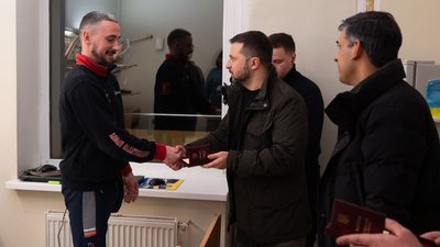Зеленський і Ріші Сунак відвідали у лікарні захисників Зеленський і Ріші Сунак відвідали у лікарні захисників