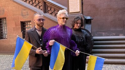 Українське поетичне кіно та молитовний птах: образи гурту Ziferblat на бірюзовому хіднику "Євробачення-2025" в Базелі