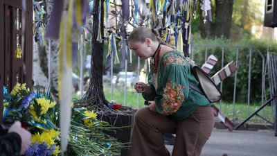 Жінка під час покладання квітів у Миколаєві, 1 жовтня 2026 року