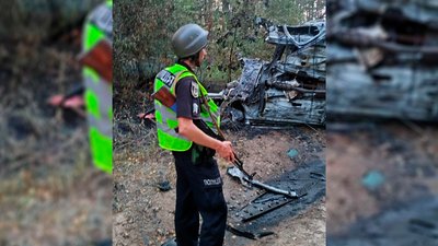 Авто підірвалося на міні: на Чернігівщині загинули патрульний та його дружина, діти у лікарні Авто підірвалося на міні: на Чернігівщині загинули патрульний та його дружина, діти у лікарні