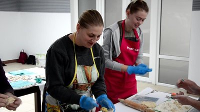 Волонтери ліплять вареники