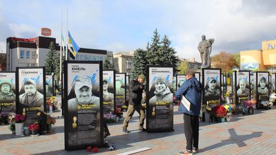 Нові портрети загиблим бійцям встановили на майдані Незалежності у Рівному
