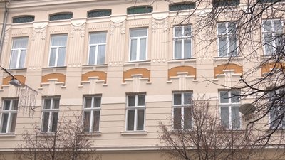 У франківській кам’яниці на вулиці Курбаса відновлюють 100-річні гіпсові елементи У франківській кам’яниці на вулиці Курбаса відновлюють 100-річні гіпсові елементи