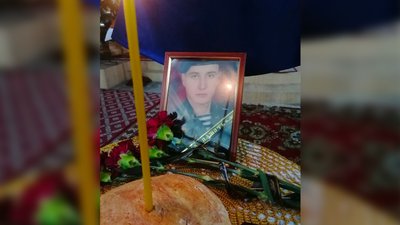На Чернігівщині попрощалися з двома бійцями, які загинули на Донеччині На Чернігівщині попрощалися з двома бійцями, які загинули на Донеччині