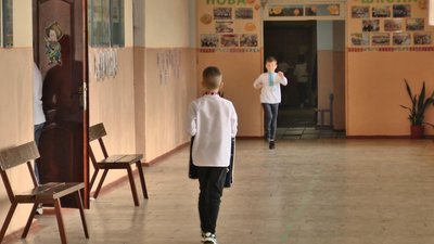 Батьки на неналежну поведінку вчительки по відношенню до дітей поскаржилися міському голові міста Кам'янець-Подільський. Фото: Суспільне. Поділля. Батьки на неналежну поведінку вчительки по відношенню до дітей поскаржилися міському голові міста Кам'янець-Подільський. Фото: Суспільне. Поділля.