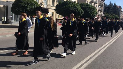 Студенти-першокурсники у Луцьку влаштували урочисту ходу Студенти-першокурсники у Луцьку влаштували урочисту ходу