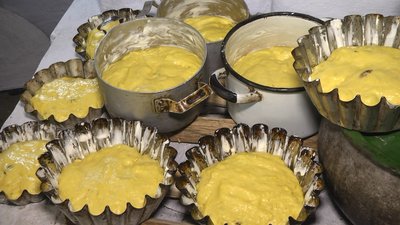 72-річна жителька Хмельниччини у батьківській печі випекла паски для бійців 72-річна жителька Хмельниччини у батьківській печі випекла паски для бійців