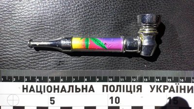 Люлька для куріння наркотиків, яку виявили під час огляду у водія Люлька для куріння наркотиків, яку виявили під час огляду у водія