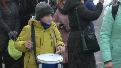 У Чернігові під стінами міськради батьки школярів протестували проти дистанційної освіти