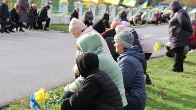 На Кіровоградщині в Онуфріївській громаді попрощалися з захисником Віктором Байдаком На Кіровоградщині в Онуфріївській громаді попрощалися з захисником Віктором Байдаком