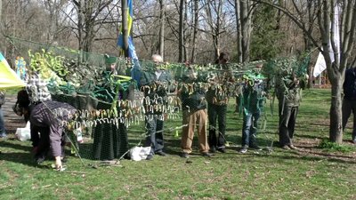 20 херсонців плели дві маскувальні сітки для військових у зоні ООС