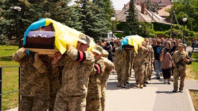 В Ужгороді попрощалися із загиблими воїнами Сергієм Далекореєм та Ігорем Бринзанським В Ужгороді попрощалися із загиблими воїнами Сергієм Далекореєм та Ігорем Бринзанським
