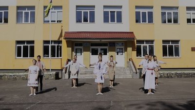 Танцювали вальс онлайн: останній дзвінок у луцькій школі Танцювали вальс онлайн: останній дзвінок у луцькій школі