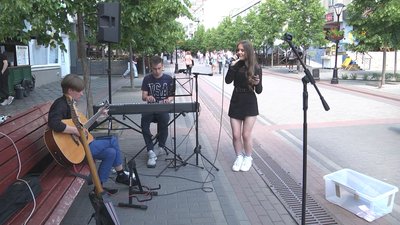 Ігор Діденчук з Kalush Orchestra грав на гітарі у центрі Луцька, щоб зібрати гроші на ЗСУ Ігор Діденчук з Kalush Orchestra грав на гітарі у центрі Луцька, щоб зібрати гроші на ЗСУ
