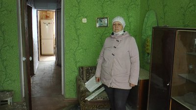 "У всіх кімнатах дірки". Наслідки одного з обстрілів Костянтинівки, де ракета пробила дах будинку "У всіх кімнатах дірки". Наслідки одного з обстрілів Костянтинівки, де ракета пробила дах будинку