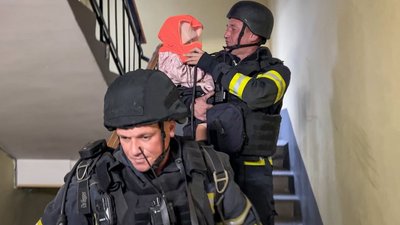 Евакуація мешканців будинку після російського удару