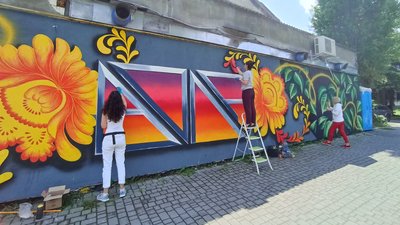 Вісімнадцять метрів у довжину та три метри висотою – житомиряни створили новий патріотичний мурал "Воля"