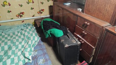 П'ять місяців під обстрілами. У Нікополі відновлюють будинки після російських атак П'ять місяців під обстрілами. У Нікополі відновлюють будинки після російських атак