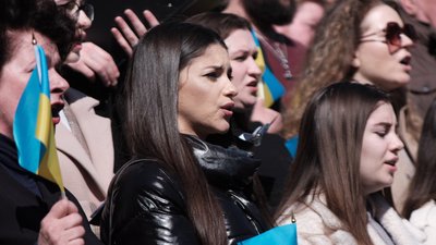 У Чернівцях провели акцію на підтримку заклику про закриття неба над Україною У Чернівцях провели акцію на підтримку заклику про закриття неба над Україною