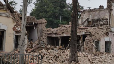 "Мене навіть трохи контузило, вуха заболіли". Місцеві жителі розповіли про ракетний удар по Дніпру