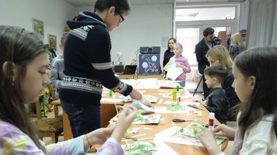 У Тернополі діти-переселенці виготовили для бійців паперові дерева