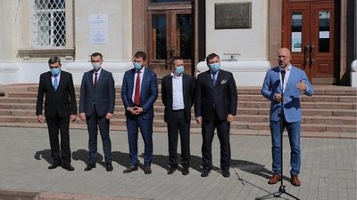 З вересня збільшиться зарплата лікарів, вчителям доведеться почекати, - Шмигаль