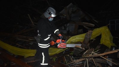 Наслідки негоди у Кропивницькому: пошкоджені покрівлі майже 100 будівель, повалені більше 50 дерев Наслідки негоди у Кропивницькому: пошкоджені покрівлі майже 100 будівель, повалені більше 50 дерев