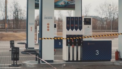 У Харкові Нацкорпус облив фарбою АЗК Glusco, яку пов'язують з Медведчуком У Харкові Нацкорпус облив фарбою АЗК Glusco, яку пов'язують з Медведчуком