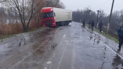 Дощ та ожеледь: на Житомирщині зареєстрували 64 ДТП, попереджають про складні погодні умови