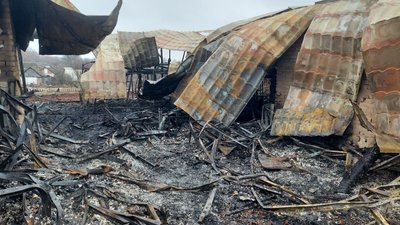 "Воєнних об’єктів тут ніколи не було" – наслідки російського обстрілу хотінської агрофірми "Воєнних об’єктів тут ніколи не було" – наслідки російського обстрілу хотінської агрофірми