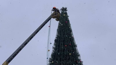 На центральній площі Тернополя розпочався демонтаж новорічної ялинки На центральній площі Тернополя розпочався демонтаж новорічної ялинки