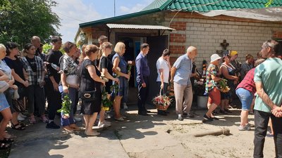 У Кропивницькому районі попрощались з двома випускницями, які загинули в дорожній аварії У Кропивницькому районі попрощались з двома випускницями, які загинули в дорожній аварії