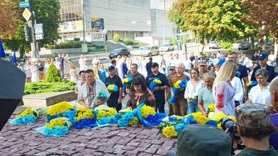 У Хмельницькому поклали квіти до пам'ятника Небесній Сотні, 24 серпня 2023 У Хмельницькому поклали квіти до пам'ятника Небесній Сотні, 24 серпня 2023